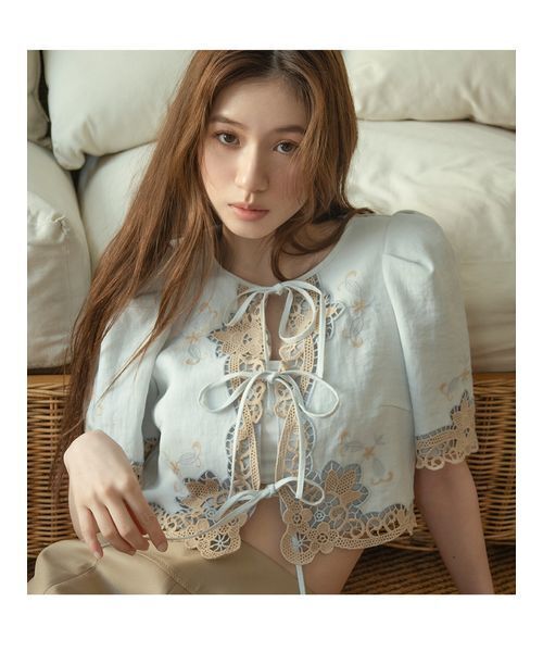 LILY BROWN（リリーブラウン）の「カットワークパネルレースジャケット（ノーカラージャケット・レディース・ホワイト/ブラック/ライトブルー・F）」の4枚目の写真