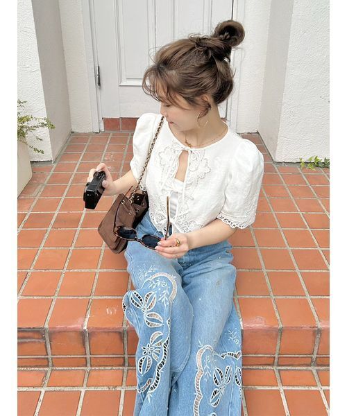 LILY BROWN（リリーブラウン）の「カットワークパネルレースジャケット