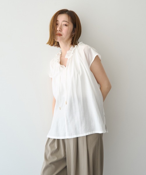 YECCA VECCA(イェッカヴェッカ)の「【尾崎紗代子さん着用】ギャザーリボンブラウス(シャツ/ブラウス・レディース・ストライプ/オフホワイト/ブルー・FREE)」の1枚目の写真
