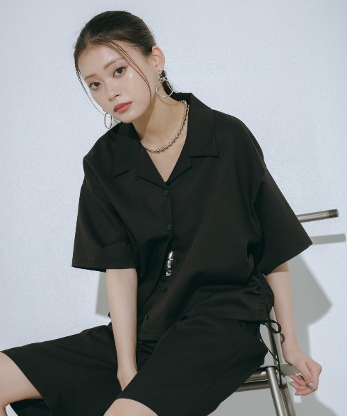 PAGEBOY(ページボーイ)の「【イージーケア/接触冷感/UVカット/セットアップ対応】シフトセットドロストショートシャツ(シャツ/ブラウス・レディース・ネイビー系/グレー系その他/ブラック・FREE)」の2枚目の写真