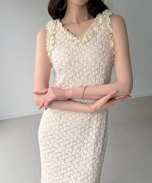 junoah(ジュノア)の「カットレースフリルノースリーブワンピース(ワンピース・レディース・アイボリー/ブラック・MEDIUM/SMALL/LARGE)」の4枚目の写真