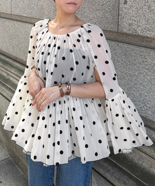 JENNE(ジェンヌ)の「ドットエアリーシフォントップス(その他トップス・レディース・ホワイト/ブラック・MEDIUM/LARGE/SMALL)」の1枚目の写真
