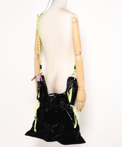 cheek（BAG）（チーク）の「【cheek】tiered code one shoul ティアード ギャザー ワンショルダーバッグ｜ロープハンドル ドローコード（トートバッグ・レディース・グレー/ブラック/ピンク/カーキ・フリー）」の7枚目の写真