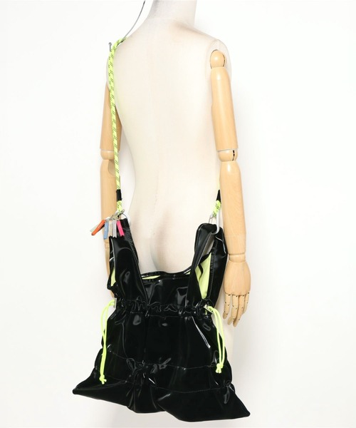 cheek（BAG）（チーク）の「【cheek】tiered code one shoul ティアード ギャザー ワンショルダーバッグ｜ロープハンドル ドローコード（トートバッグ・レディース・グレー/ブラック/ピンク/カーキ・フリー）」の17枚目の写真