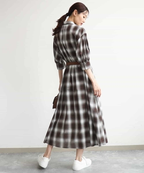 MK MICHEL KLEIN（エムケーミッシェルクラン）の「[洗える]オンブレチェック柄シャツワンピース（シャツワンピース・レディース・ネイビー/ブラウン・38）」の7枚目の写真