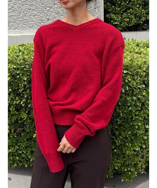 Henon.(ヘノン)の「クラシックVネックニット(ニット/セーター・レディース・ベージュ/グレー/レッド・F)」の1枚目の写真