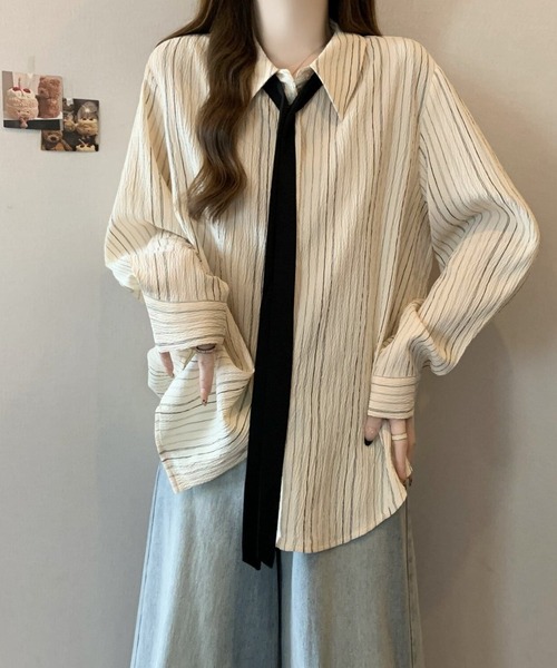 AMAJI（アマジ）の「ネクタイ付き ストライプ柄 レギュラーカラー ロング長袖シャツ（シャツ/ブラウス・レディース・ライトブルー/ベージュ・LARGE/X-LARGE/MEDIUM）」の2枚目の写真