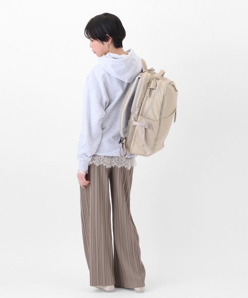 W&.Day/Night(ダブルアンド デイナイト)の「トゥキ スクエアリュック B4サイズ 15.6インチPC収納 20512(バックパック/リュック・レディース・ブラック/ダークグレー/ライトベージュ・FREE)」の8枚目の写真