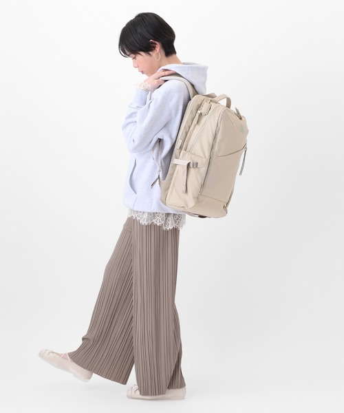 W&.Day/Night(ダブルアンド デイナイト)の「トゥキ スクエアリュック B4サイズ 15.6インチPC収納 20512(バックパック/リュック・レディース・ブラック/ダークグレー/ライトベージュ・FREE)」の10枚目の写真