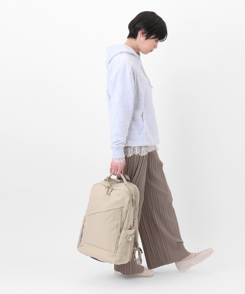 W&.Day/Night(ダブルアンド デイナイト)の「トゥキ スクエアリュック B4サイズ 15.6インチPC収納 20512(バックパック/リュック・レディース・ブラック/ダークグレー/ライトベージュ・FREE)」の11枚目の写真