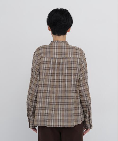 human woman（ヒューマンウーマン）の「◆【ウォッシャブル / シアーデニム・チェック 3カラー展開】スタンドフリルシャツブラウス（シャツ/ブラウス・レディース・ダークインディゴブルー/ベージュ系その他3/ブルー・MEDIUM）」の13枚目の写真