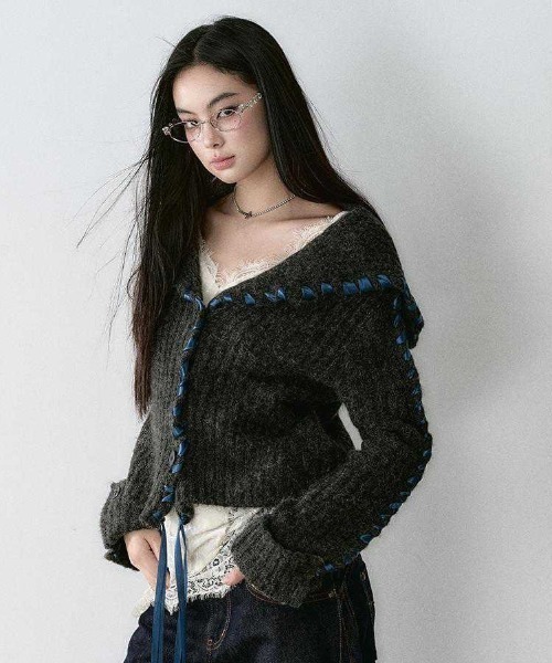 Teem Store(チームストア)の「袖レースアップビッグカラーリブニットカーディガン(カーディガン/ボレロ・レディース・アイボリー/ダークグレー・M)」の16枚目の写真