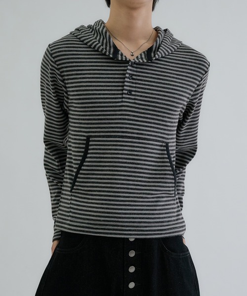 EPNK(イーピーエヌケー)の「Brushed Border Henley Hoodie / ブラッシュドボーダーヘンリーフーディ(パーカー・メンズ・ネイビー/ブラック/ボルドー/グレー・SMALL/LARGE/MEDIUM)」の2枚目の写真