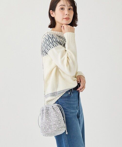 INDIVI(インディヴィ)の「【2WAY/チェーンショルダー付】フェイクパール巾着バッグ(ショルダーバッグ・レディース・シルバー/ブラック・00)」の3枚目の写真