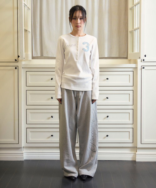 PRENDA（プレンダ）の「NUMBER 3 HENLEY LONG SLEEVE WHITE（Tシャツ/カットソー・レディース・その他・FREE）」の2枚目の写真
