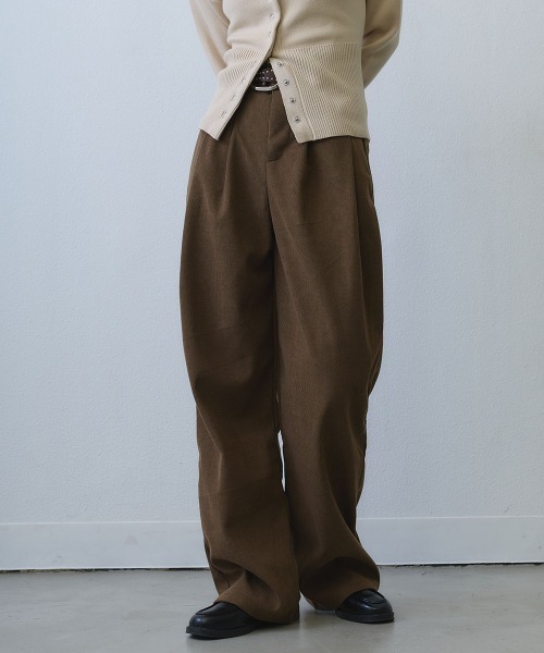 Clum（クルム）の「corduroy tuck wide pants / コーデュロイタックワイドパンツ（その他パンツ・レディース・ブラック/ベージュ/ブラウン・SMALL/MEDIUM/LARGE）」の2枚目の写真