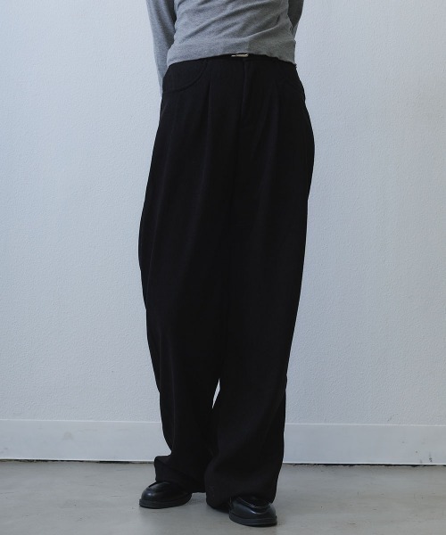 Clum（クルム）の「corduroy tuck wide pants / コーデュロイタックワイドパンツ（その他パンツ・レディース・ブラック/ベージュ/ブラウン・SMALL/MEDIUM/LARGE）」の4枚目の写真