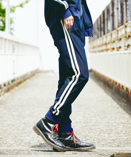 HYSTERIC GLAMOUR（ヒステリックグラマー）の「HYS SOUNDS プリント 2ライン裾リブイージーパンツ（その他パンツ・メンズ・ネイビー/ブラック・SMALL/MEDIUM/LARGE）」の2枚目の写真