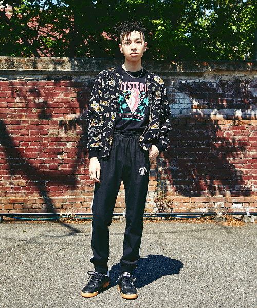 HYSTERIC GLAMOUR（ヒステリックグラマー）の「HYS SOUNDS プリント 2ライン裾リブイージーパンツ（その他パンツ・メンズ・ネイビー/ブラック・SMALL/MEDIUM/LARGE）」の9枚目の写真