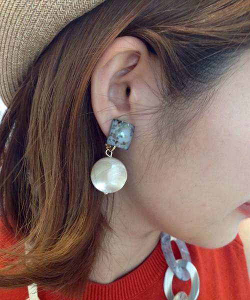 PAPILLONNER（パピヨネ）の「シェルパーツイヤリング（イヤリング・レディース・ホワイト/ピンクベージュ・FREE）」の2枚目の写真