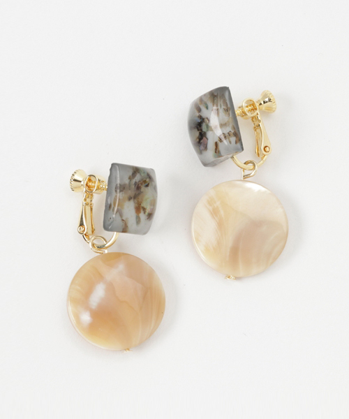 PAPILLONNER（パピヨネ）の「シェルパーツイヤリング（イヤリング・レディース・ホワイト/ピンクベージュ・FREE）」の6枚目の写真