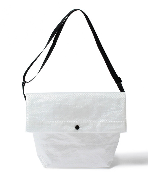 STANDARD SUPPLY(スタンダードサプライ)の「STANDARD SUPPLY × BEAMS / 別注 Polyethylene Cross Bag(ショルダーバッグ・メンズ・ホワイト/その他1・ONE SIZE)」の1枚目の写真