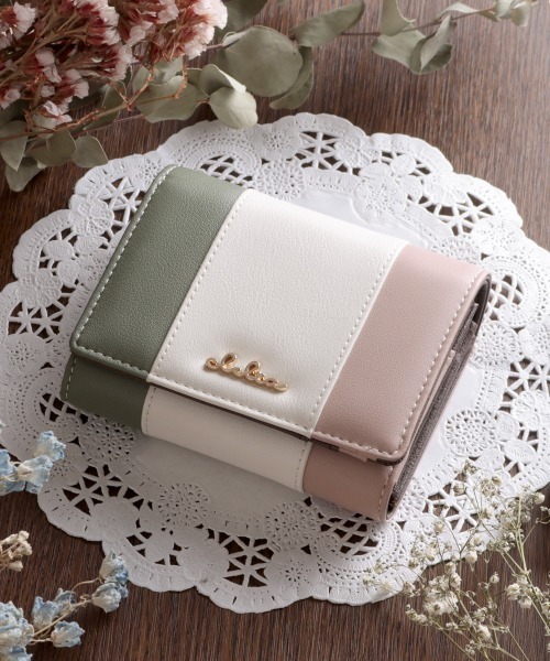 Clelia(クレリア)の「トリコロールカラー二つ折り財布(財布・レディース・ブルー系その他/ブルー系その他2/ピンク系その他/桜/パープル系その他/ふじ色系/グレー/オリーブ/ブラウン系その他/グリーン系その他/ブラウン系その他3/ブルー系その他3/グリーン×ピンク/ブラウン系その他2/ブルー系その他4/イエロー×グリーン/ピンク系その他2/ワインレッド/レッド系その他/イエロー系その他/グリーン系その他2/B/F/A/C/D/E・ONE SIZE)」の8枚目の写真