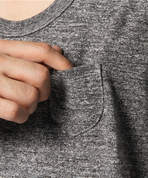 SHIPS（シップス）の「ENTRY SG: 『ROSARIO』 Uネック ポケットTシャツ（Tシャツ/カットソー・メンズ・オフホワイト/チャコールグレー/ダークグレー/ピンクゴールド/ライトブルー/ブラック/ピンク・MEDIUM/SMALL/LARGE/X-LARGE）」の8枚目の写真