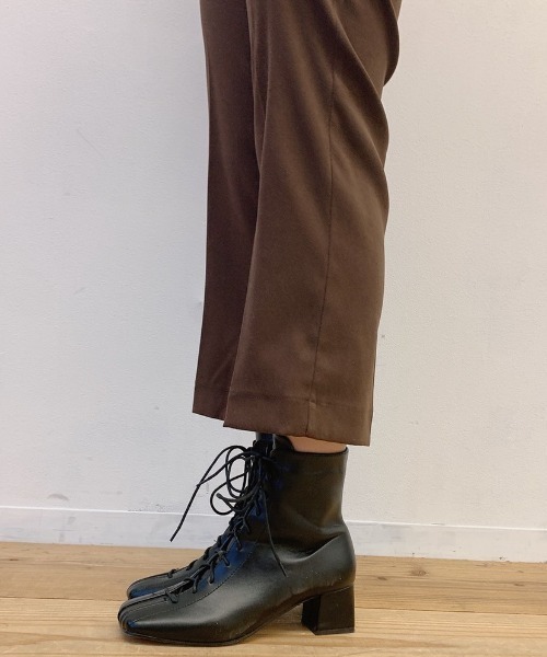 VANNIE U(ヴァニーユー)の「レースアップスクエアブーツ(ブーツ・レディース・ブラック/ナチュラル・SMALL/LARGE/MEDIUM)」の12枚目の写真