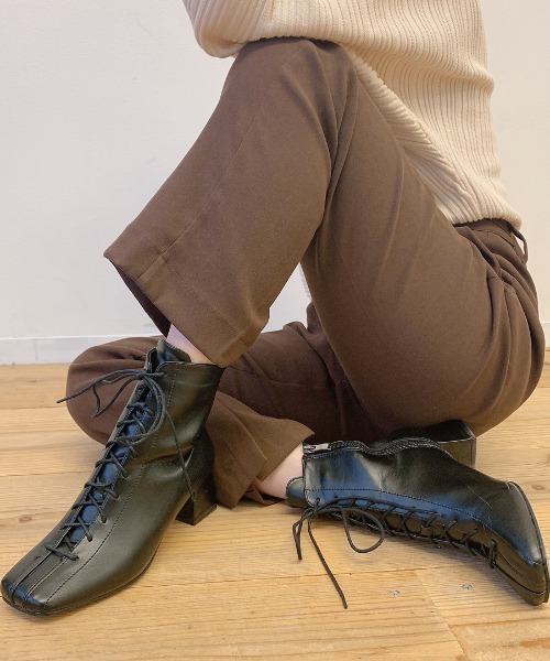 VANNIE U(ヴァニーユー)の「レースアップスクエアブーツ(ブーツ・レディース・ブラック/ナチュラル・SMALL/LARGE/MEDIUM)」の4枚目の写真