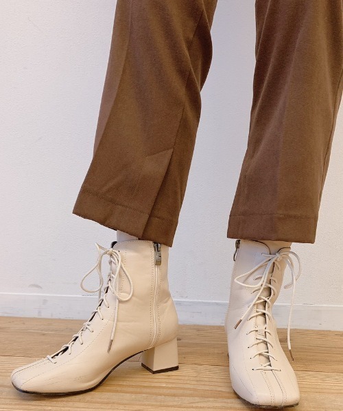 VANNIE U(ヴァニーユー)の「レースアップスクエアブーツ(ブーツ・レディース・ブラック/ナチュラル・SMALL/LARGE/MEDIUM)」の5枚目の写真