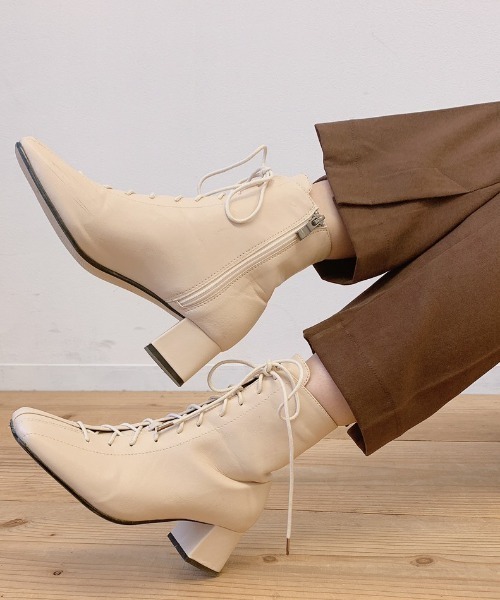 VANNIE U(ヴァニーユー)の「レースアップスクエアブーツ(ブーツ・レディース・ブラック/ナチュラル・SMALL/LARGE/MEDIUM)」の17枚目の写真