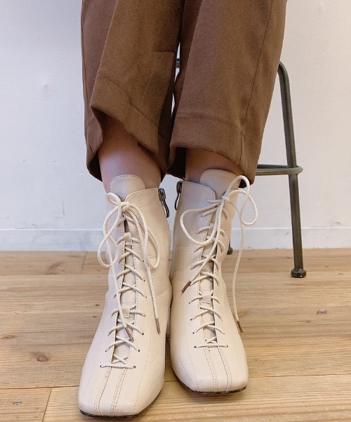 VANNIE U(ヴァニーユー)の「レースアップスクエアブーツ(ブーツ・レディース・ブラック/ナチュラル・SMALL/LARGE/MEDIUM)」の20枚目の写真