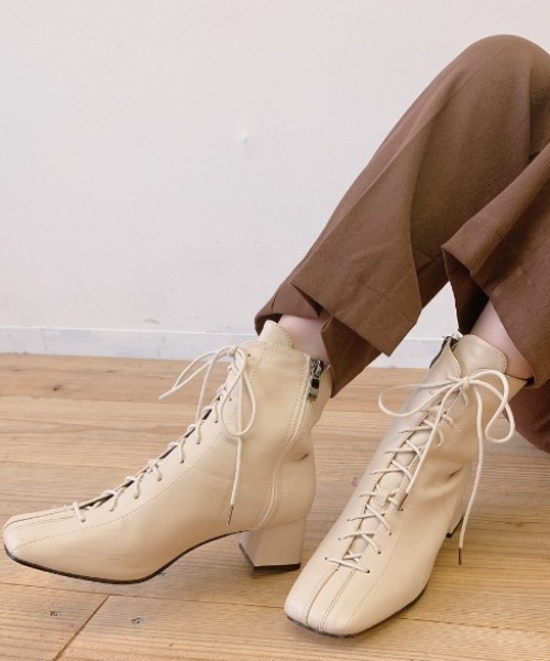 VANNIE U(ヴァニーユー)の「レースアップスクエアブーツ(ブーツ・レディース・ブラック/ナチュラル・SMALL/LARGE/MEDIUM)」の8枚目の写真