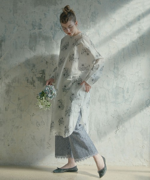 PUAL CE CIN(ピュアルセシン)の「線描き花束プリントワンピース(ワンピース・レディース・チャコール/ホワイト/グレイッシュベージュ・FREE)」の2枚目の写真