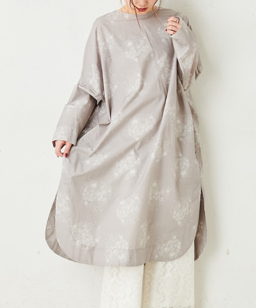 PUAL CE CIN(ピュアルセシン)の「線描き花束プリントワンピース(ワンピース・レディース・チャコール/ホワイト/グレイッシュベージュ・FREE)」の1枚目の写真