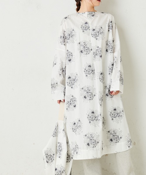 PUAL CE CIN(ピュアルセシン)の「線描き花束プリントワンピース(ワンピース・レディース・チャコール/ホワイト/グレイッシュベージュ・FREE)」の17枚目の写真