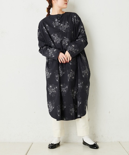 PUAL CE CIN(ピュアルセシン)の「線描き花束プリントワンピース(ワンピース・レディース・チャコール/ホワイト/グレイッシュベージュ・FREE)」の9枚目の写真