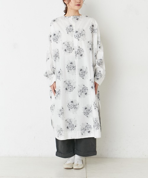 PUAL CE CIN(ピュアルセシン)の「線描き花束プリントワンピース(ワンピース・レディース・チャコール/ホワイト/グレイッシュベージュ・FREE)」の5枚目の写真