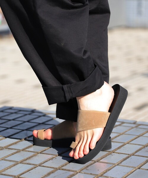 FREAK'S STORE(フリークスストア)の「WEB限定 PUレザー 親指ストラップ サンダル/コンフォートサンダル/レオパード(サンダル・メンズ・ブラック/ベージュ/ブラウン/レオパード・6/8/9/8.5/6.5/5.5)」の4枚目の写真