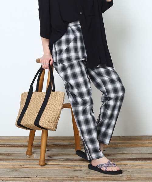 FREAK'S STORE(フリークスストア)の「▽【WEB限定】チェックテーパードパンツ(スラックス・レディース・ブラック/ブラウン/ピンク/ブルー/ネイビー・SMALL/MEDIUM)」の2枚目の写真