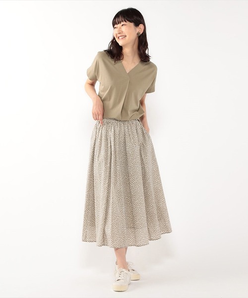 Petit Honfleur（プチオンフルール）の「接触冷感Ｖネックプルオーバー（Tシャツ/カットソー・レディース・チャコールグレー/ネイビー/カーキ/オレンジ/ブルー/モカ・M/L）」の7枚目の写真