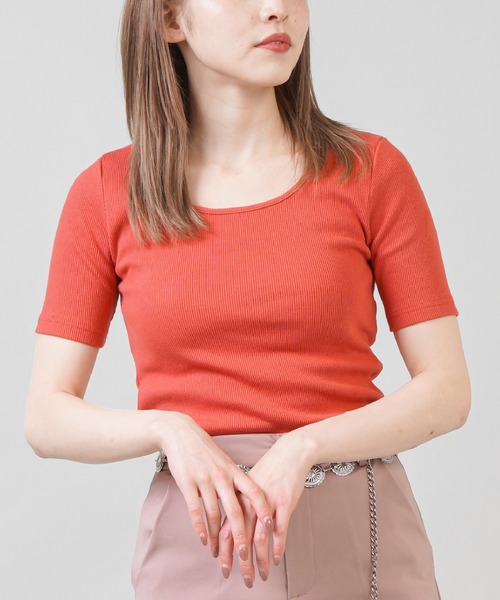 SPINNS（スピンズ）の「【11色展開】スクエアデザインリブカットソー（Tシャツ/カットソー・レディース・ラベンダー/テラコッタ/グレイッシュベージュ/ホワイト/ブラック/ブルー/ピンク/イエロー/ミント/モカ/ホワイト×ブラック/オレンジ/ダークブルー/レッド系その他・ONESIZE）」の5枚目の写真