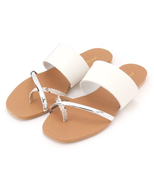 DRESKIP（ドレスキップ）の「◆ラインメタルペタンコサンダル（サンダル・レディース・ブラック/オフホワイト/ブラウン系・35/45/25）」の2枚目の写真