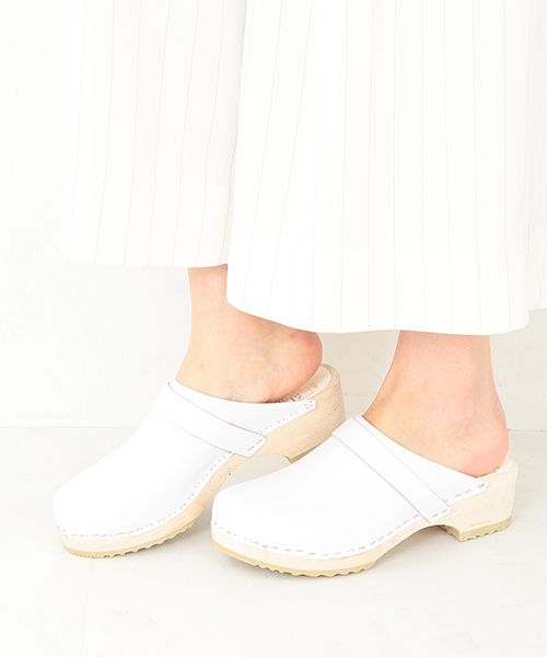 Ray BEAMS（レイビームス）の「【FUDGE 5月号掲載】MOHEDA TOFFELN / プレーン サボ（サンダル・レディース・ホワイト/ブラック・39/38/35/36/37）」の3枚目の写真