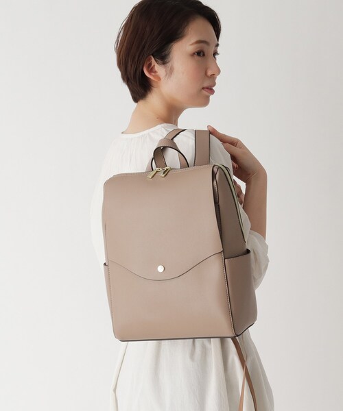 one'sterrace(ワンズテラス)の「【かるいかばん】Legato Largo 軽量フェイクレザーフラップリュック(バックパック/リュック・レディース・ライトベージュ・99)」の4枚目の写真