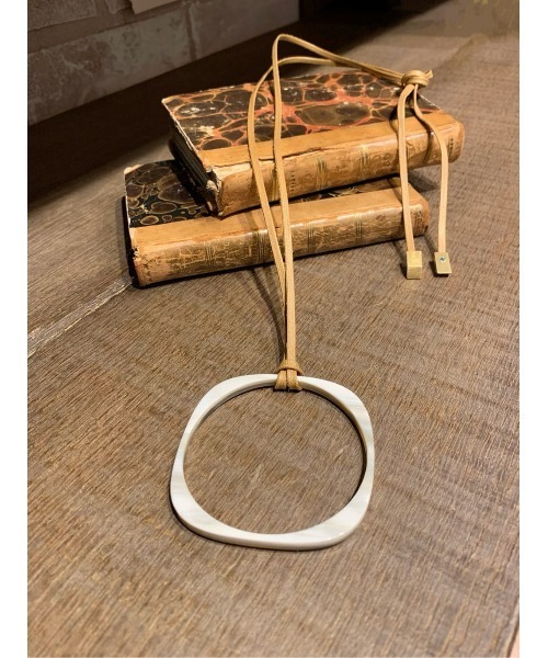 BEARDSLEY(ビアズリー)の「軽いから気軽につけられる水牛の角を使ったモチーフ《CATH.S》ネックレス(ネックレス・レディース・ベージュ・FREE)」の8枚目の写真