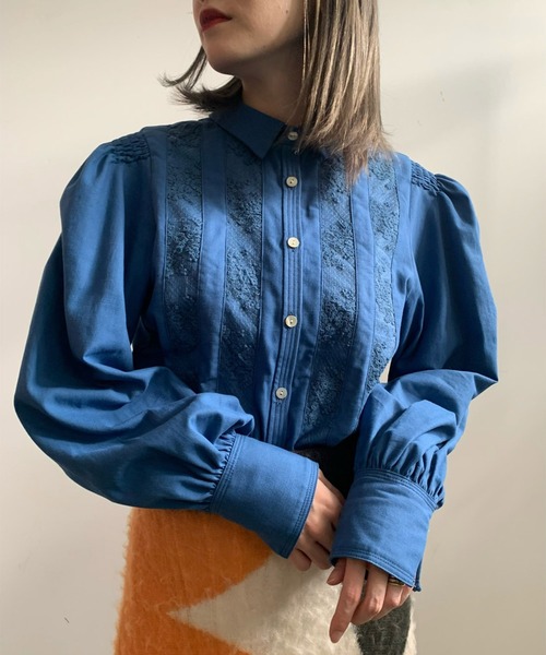 Ameri(アメリ)の「LACE DOCKING GATHER BLOUSE(シャツ/ブラウス・レディース・ブラック/ブルー/アイボリー・FREE)」の3枚目の写真
