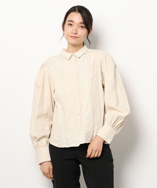 Ameri(アメリ)の「LACE DOCKING GATHER BLOUSE(シャツ/ブラウス・レディース・ブラック/ブルー/アイボリー・FREE)」の6枚目の写真