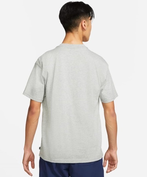 NIKE SB(ナイキエスビー)の「NIKE SB/ナイキエスビー ブランドロゴ グラフィック スケートボードTシャツ DN7288-063(Tシャツ/カットソー・メンズ・グレー・2XL/M/L/XS/XL/S)」の3枚目の写真